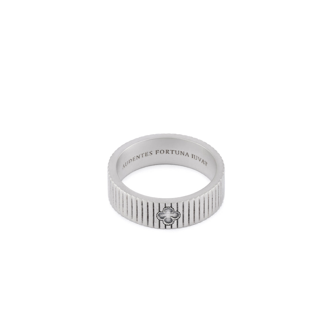 Silver band ring with vertical lines engraved and a 4 leaf clover