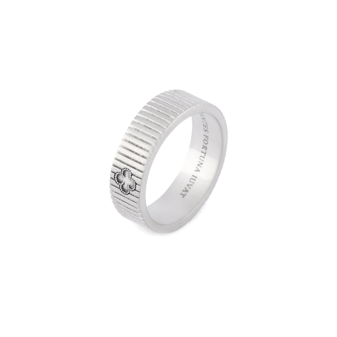Silver band ring with vertical lines engraved and a 4 leaf clover