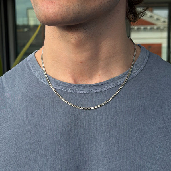 Male model wearing a Silver 3mm curb chain