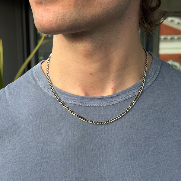 Model wearing a Silver 4mm curb chain 